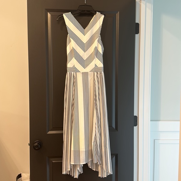 Adelyn Rae Dress - Picture 2 of 2